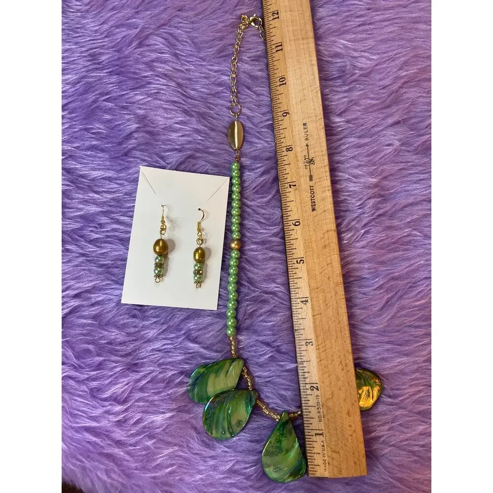 Green shell, faux pearl and gold toned necklace - Picture 5 of 5